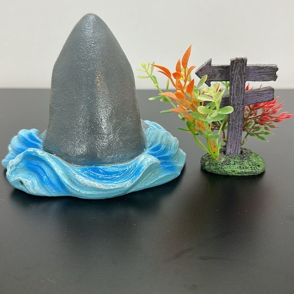 Fish Tank Ornaments Shark Eating Pizza and Sign/Shrubs Beware Shark No Swimming - Picture 3 of 11